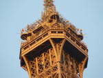 Schifffahrt der Eiffelturm von der Seine aus gesehen.